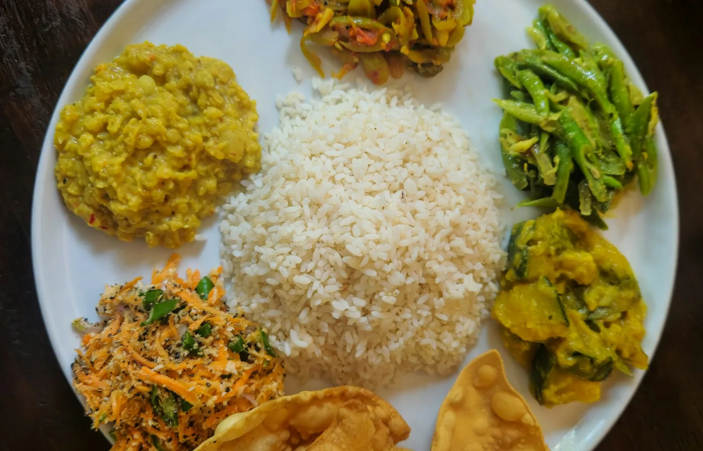 Arroz y curry de Sri Lanka con varios acompañamientos vegetales
